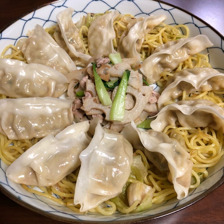 玉ねぎレタス焼きそば 餃子のせ